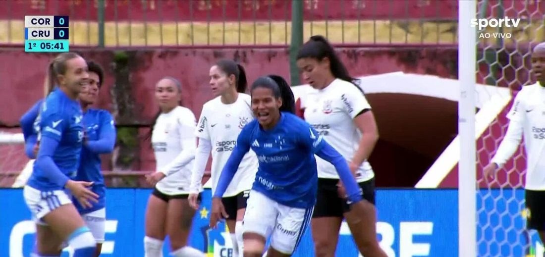 Aos 5 min do 1º tempo - gol de cabeça de Marília do Cruzeiro contra o Corinthians