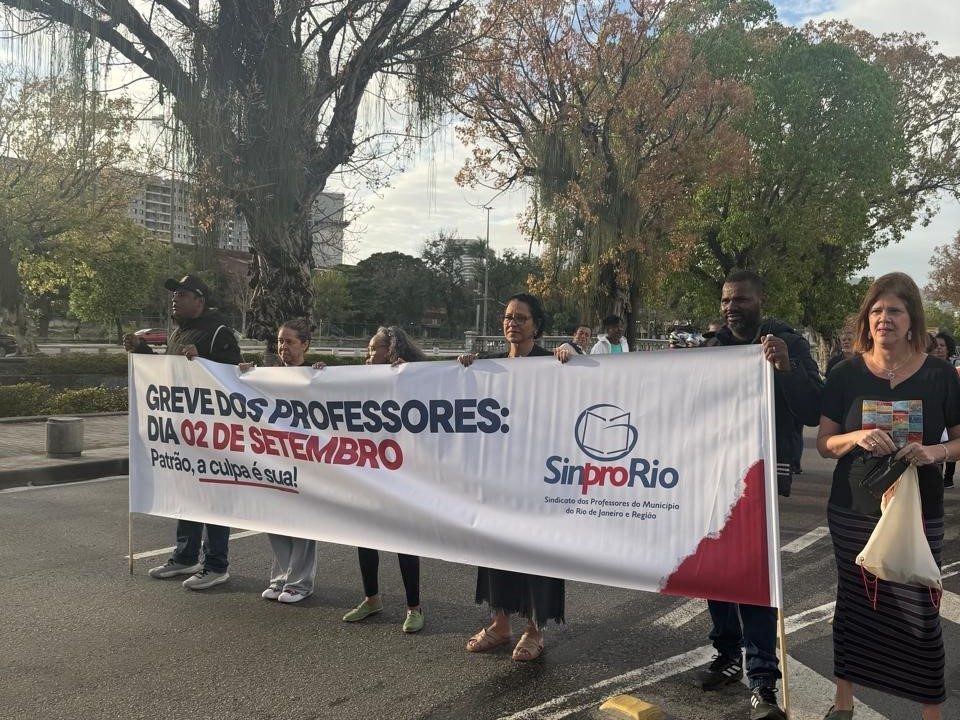 Professores de escolas particulares iniciam paralisação de 24h por reajuste salarial