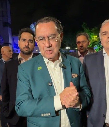 Augusto Cury declara posição política: centro, mente de direita e coração social