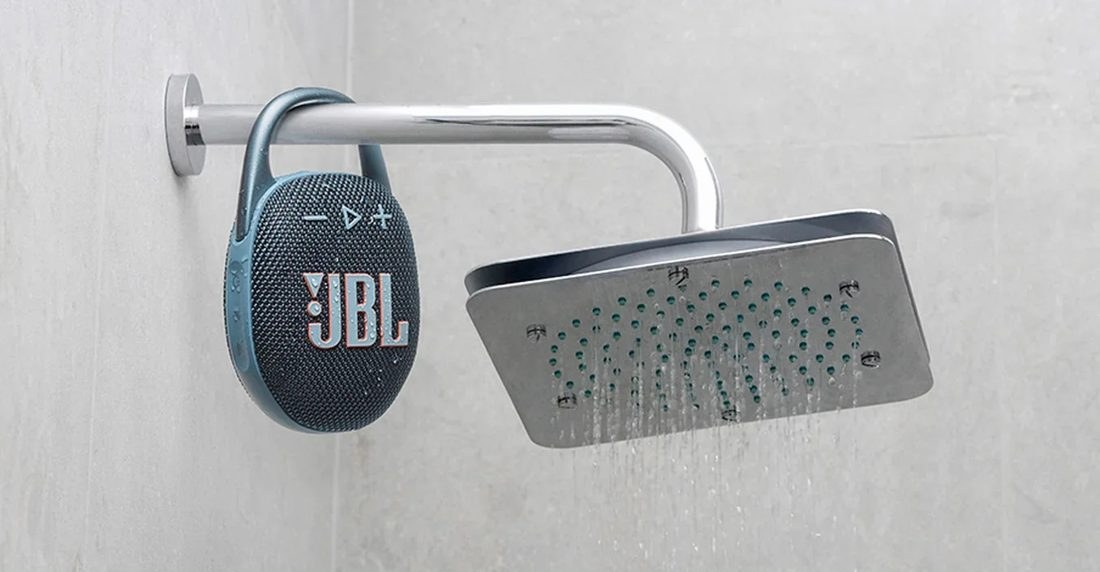 JBL Clip 5 sai por R$ 282,82 na Netshoes com cupom e supera concorrentes compactos
