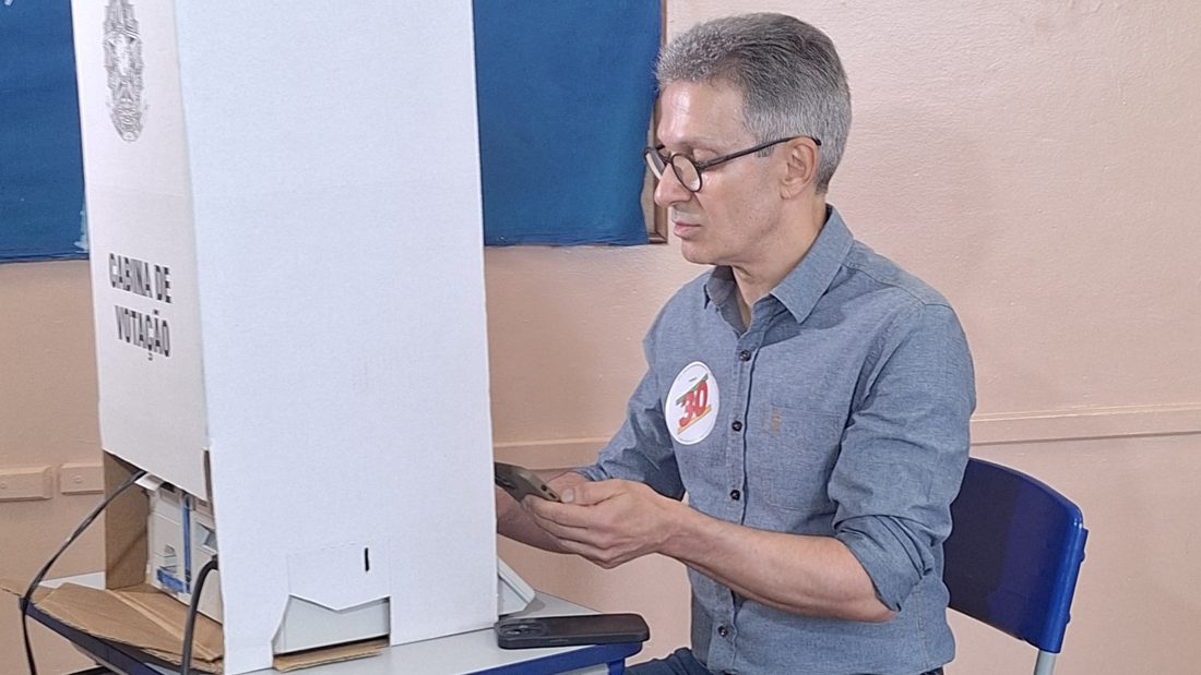 Candidato à Presidência Romeu Zema usa celular na cabine de votação em Araxá; TRE-MG abre investigação