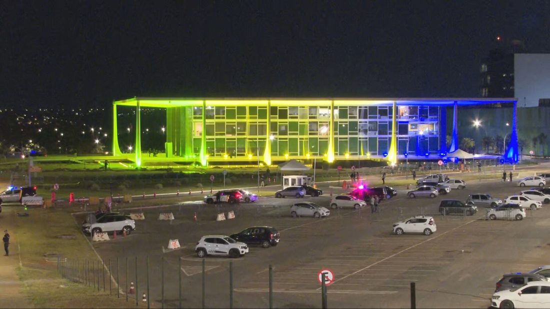 Homem de 28 anos tenta escalar grades do STF, joga mochila em ponto de ônibus e é detido em Brasília
