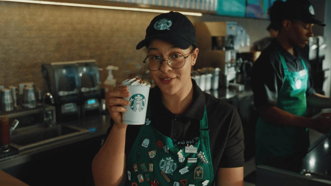 Starbucks celebra retorno do Pumpkin Spice com copos que exibem @ de fãs