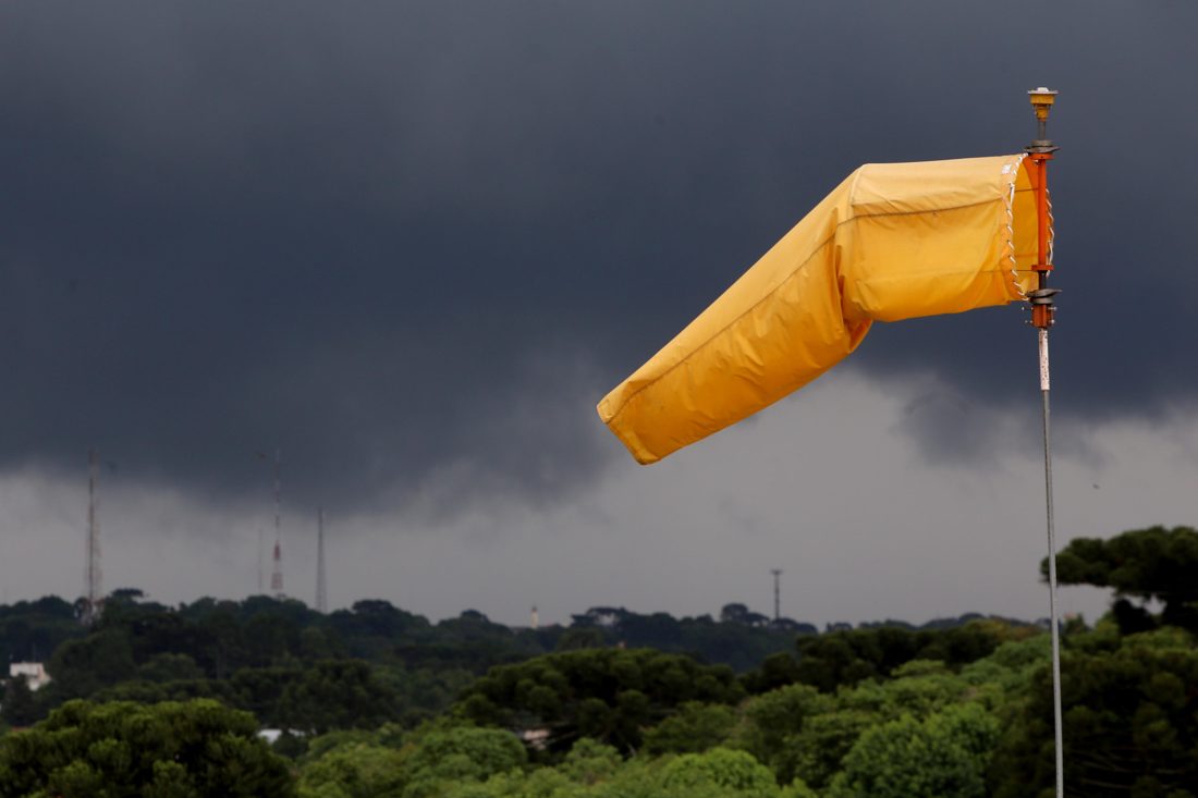 Paraná em alerta de tempestade: Inmet avisa risco para 214 cidades nesta sexta e amplia para 341 municípios no fim de semana