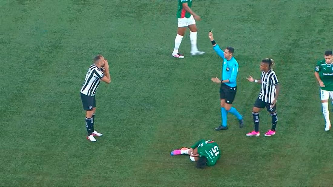 Arthur Cabral recebe terceiro amarelo e fica de fora do Botafogo contra o Bragantino