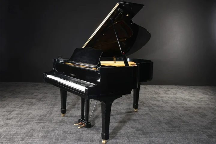 Piano Yamaha C3 usado por Freddie Mercury em clássicos do Queen será leiloado em outubro