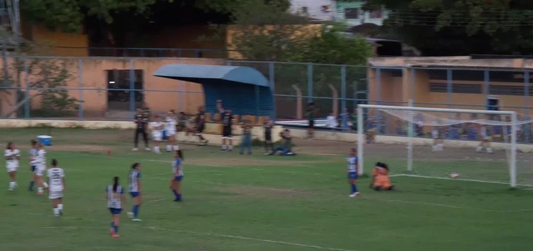 Gol do Piripiri! Laureen aproveita a sobra, chuta rasteiro e faz o oitavo contra o Oeirens