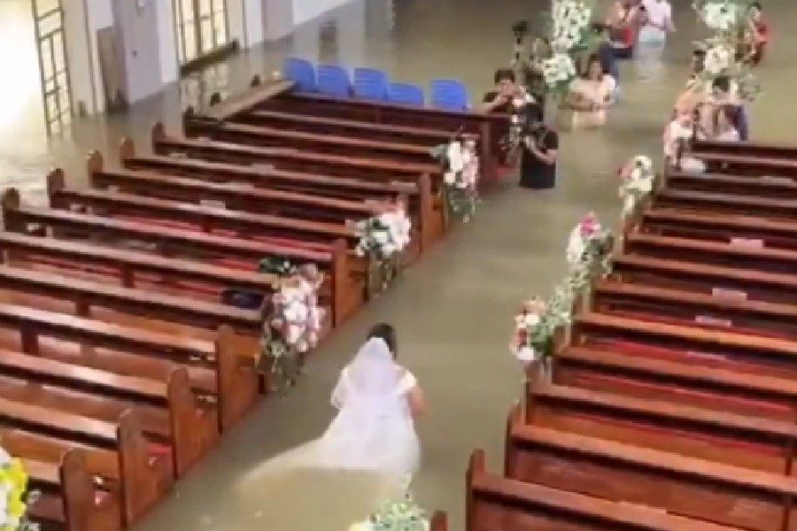 Noiva cruza igreja alagada nas Filipinas e casamento vira fenômeno nas redes