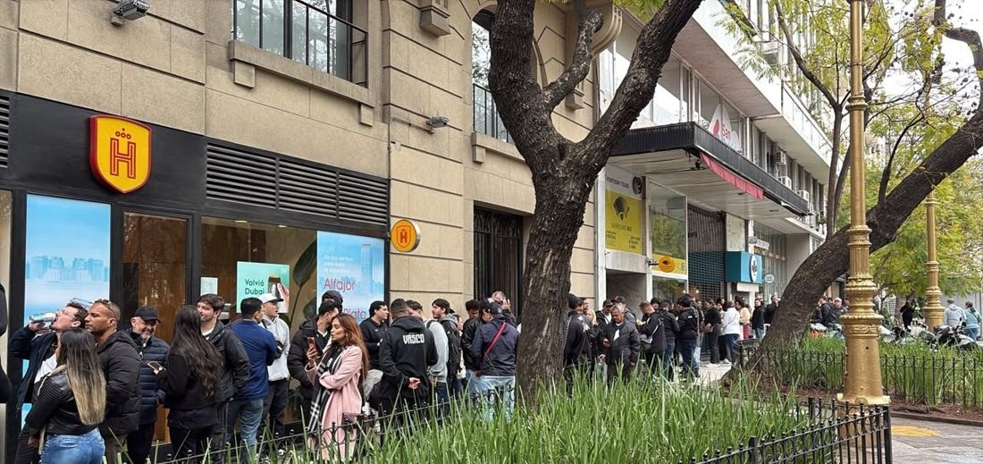 Torcida do Vasco forma fila enorme e espera mais de três horas para retirar ingressos do jogo contra o Boca Juniors