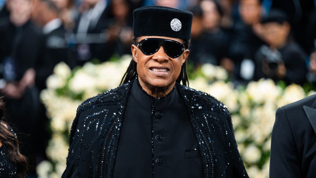 Ex-noiva de Stevie Wonder chama cantor de ‘manipulador’ em meio a pedido de despejo