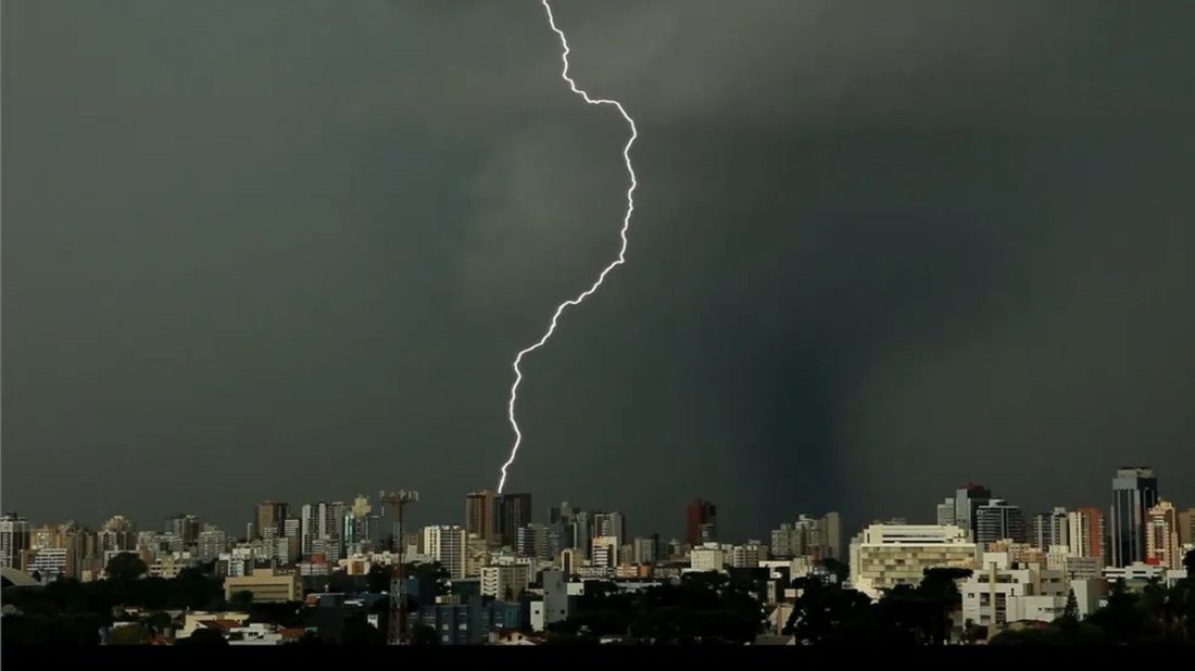 30 cidades do Paraná entram em alerta laranja de tempestade com risco de granizo e ventos de até 100 km/h