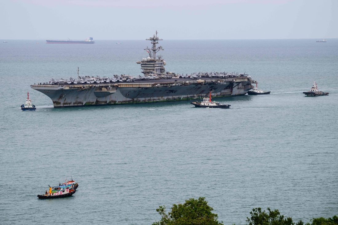 Porta-aviões USS Abraham Lincoln chega à Tailândia após 286 dias no mar sob denúncias de más condições