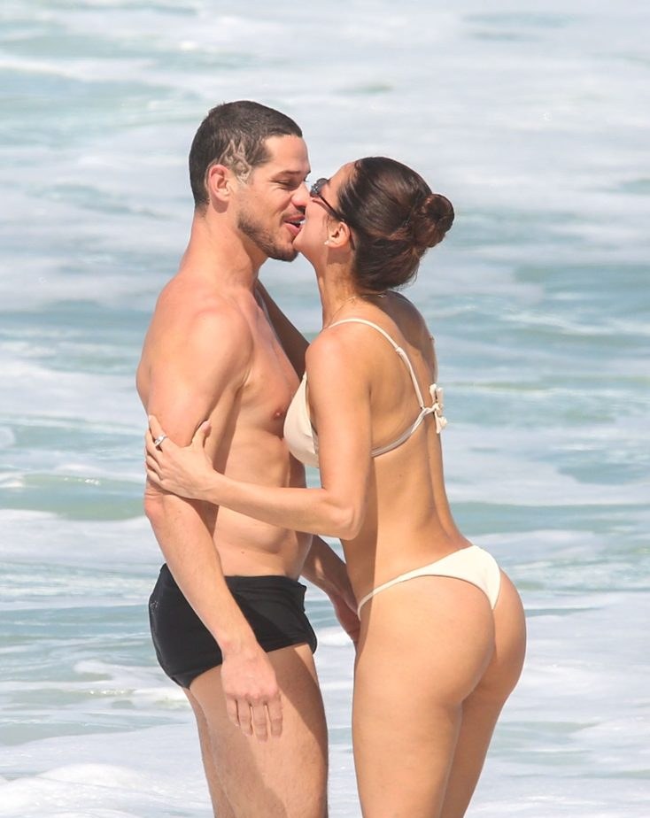 José Loreto e Fernanda Marques curtem praia aos beijos