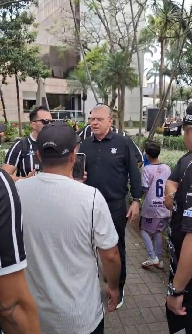 Torcida do Corinthians protesta no Parque São Jorge exigindo mudança e intervenção imediata