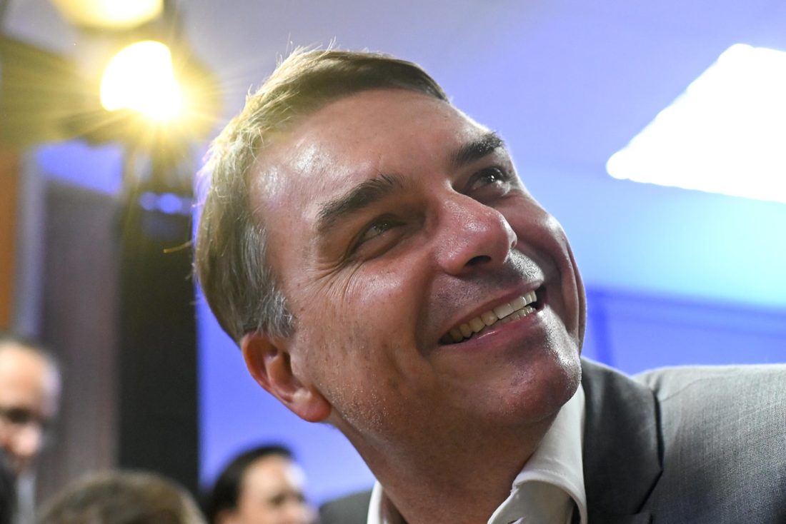 Na véspera da eleição, Flávio Bolsonaro faz live com artistas sertanejos