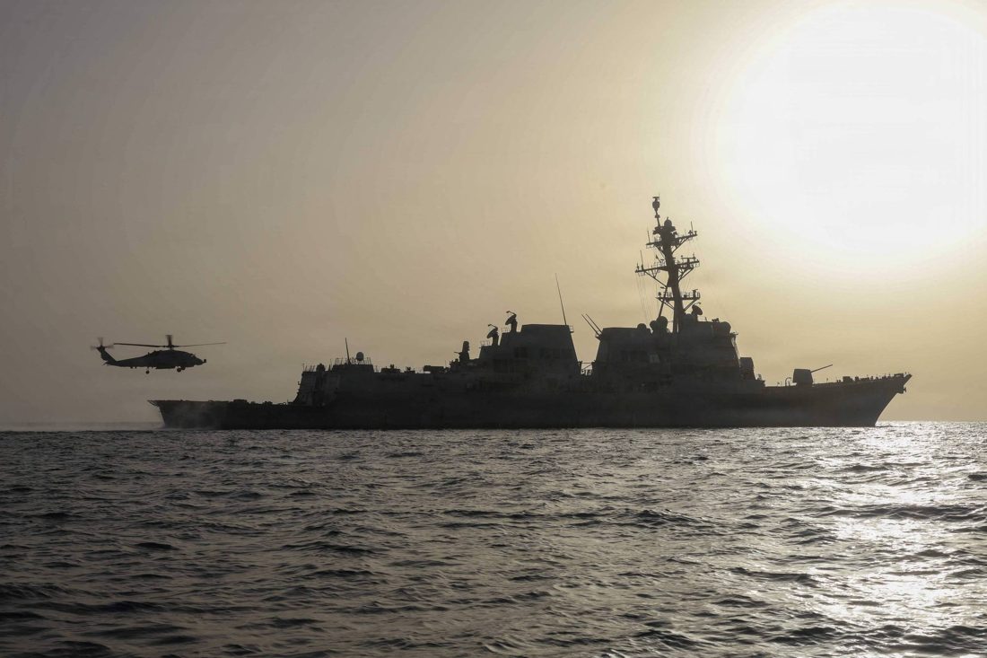 EUA atacam navio perto do Irã com mísseis; houthis matam 4