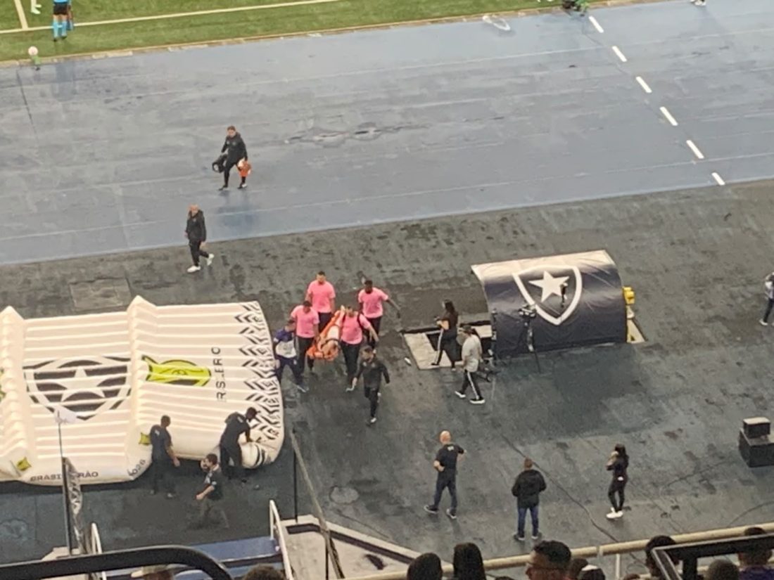 Bruno Duarte, camisa 19 do Vasco, deixa o clássico contra o Botafogo após desmaio por falta de ar; substituto David entra em campo