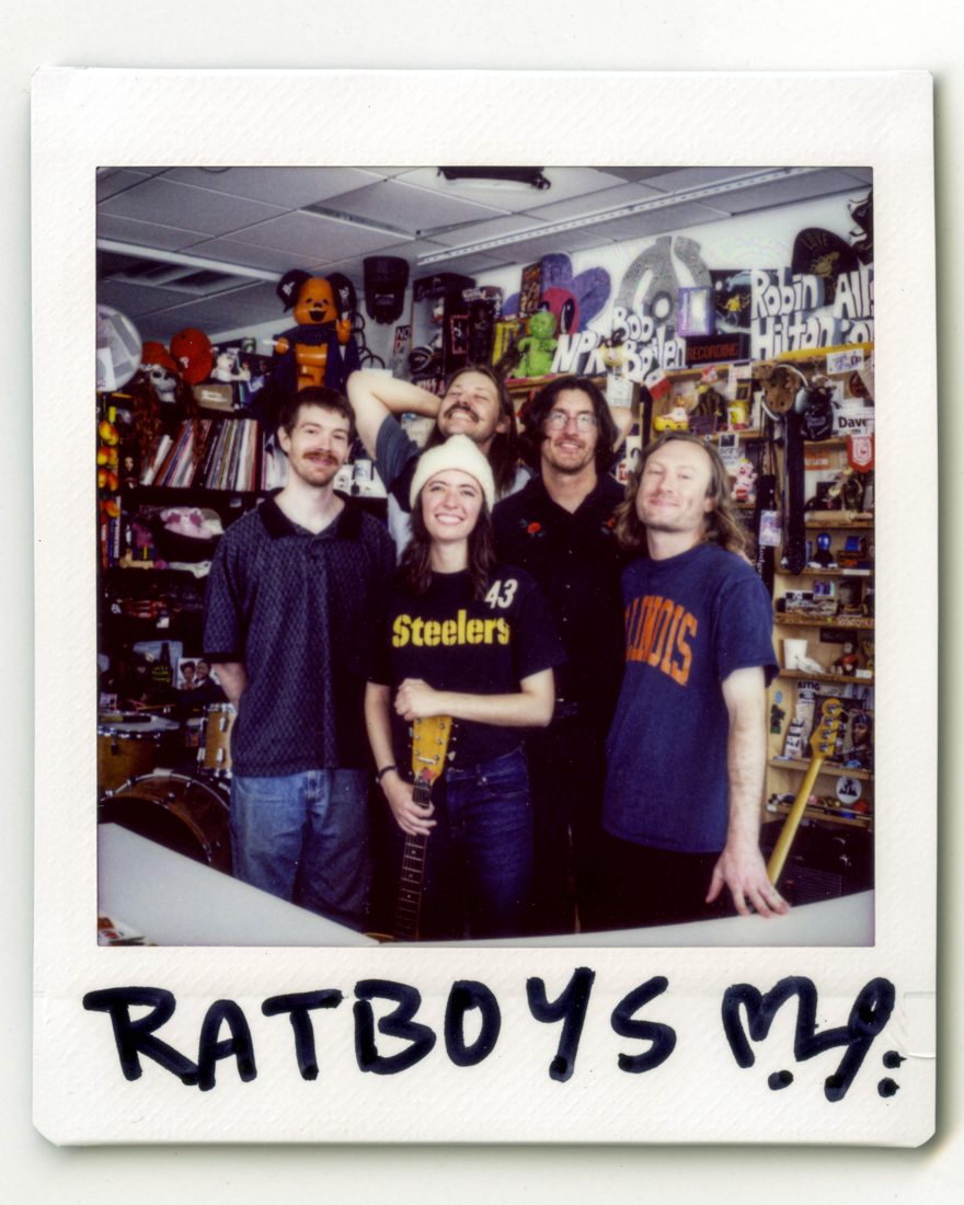 Ratboys lançam edição deluxe de Singin’ to an Empty Chair com participações de PUP, Wild Pink e outros