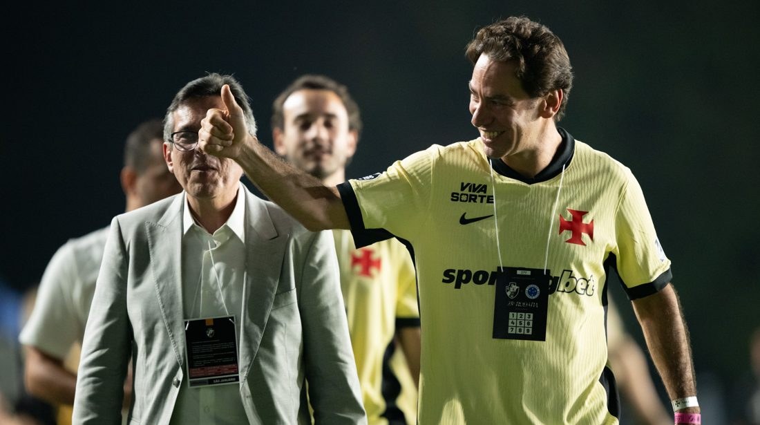 Marcos Lamacchia comparece a São Januário para jogo Vasco x Cruzeiro e tem bandeira em sua homenagem