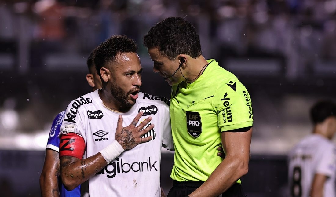 CBF divulga análise do VAR na expulsão de Neymar pela lei Vini Jr em Santos x Bahia