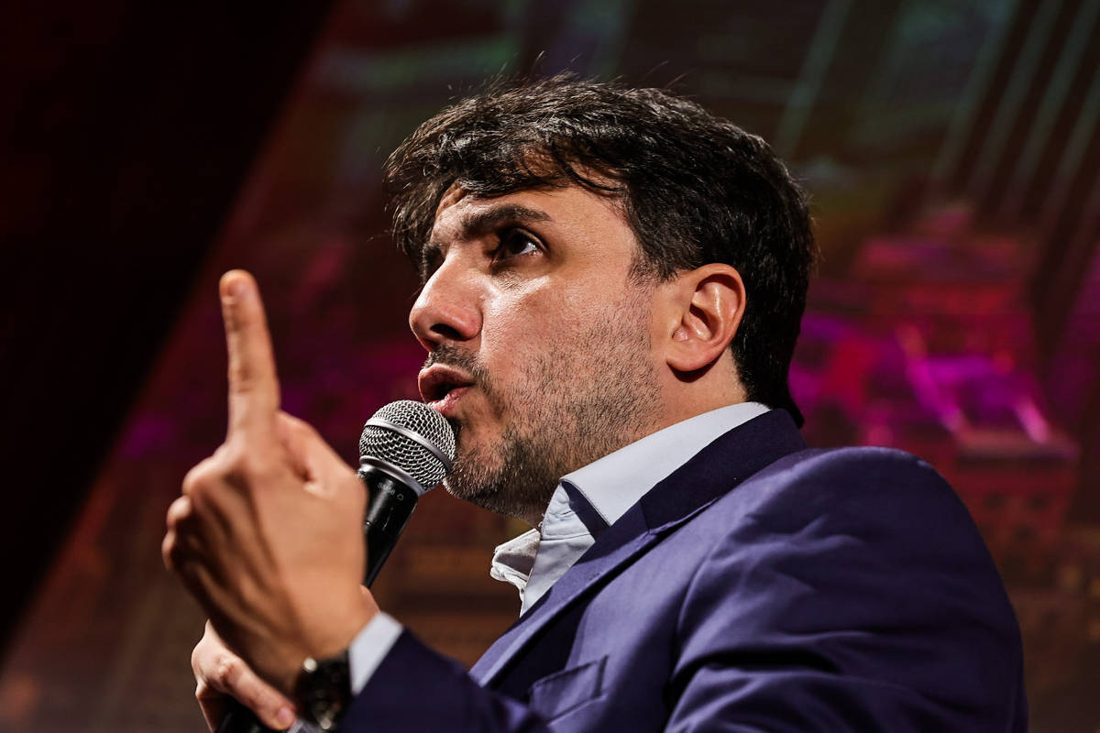 Renan Santos anuncia protesto na Globo caso seja excluído do debate