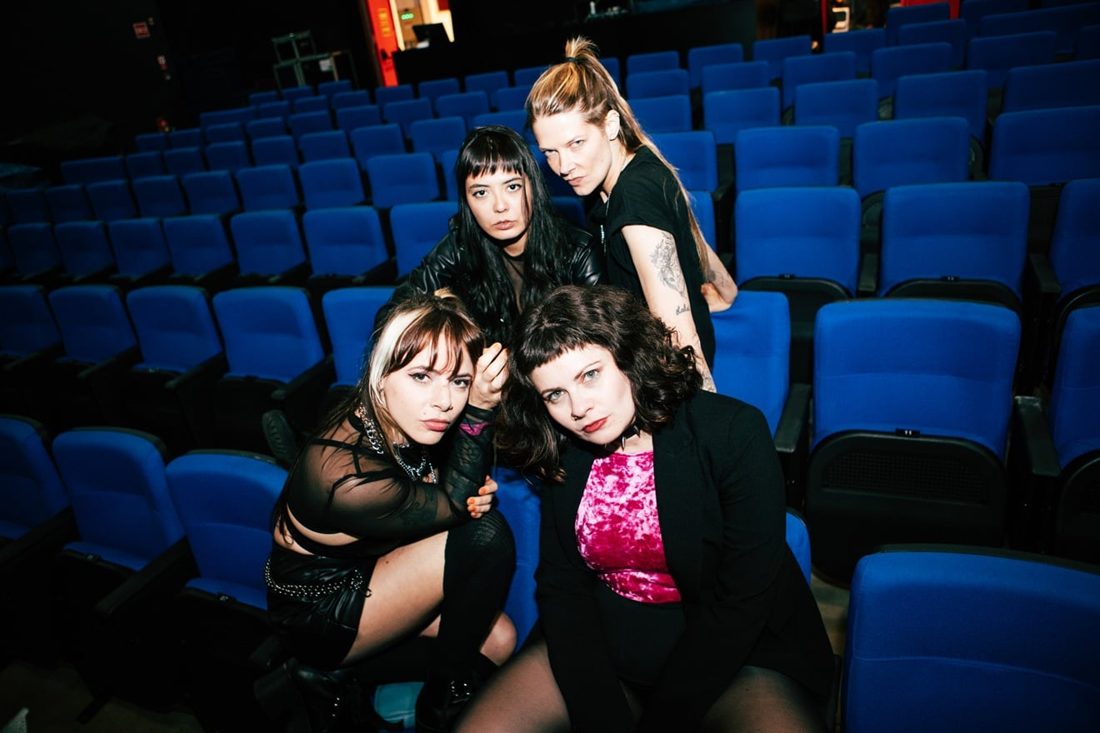 The Mönic anuncia saída da baixista Joan Bedin após nove anos de banda