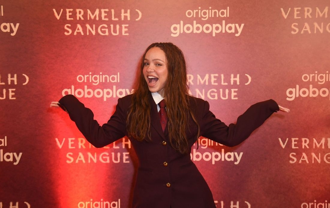 Letícia Vieira relaciona vida pessoal à Luna de “Vermelho Sangue” e fala sobre autoaceitação