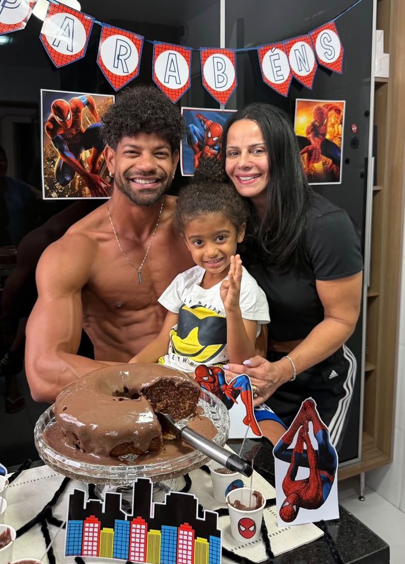 Viviane Araújo e Guilherme Militão celebram os 4 anos de Joaquim com festa temática em casa