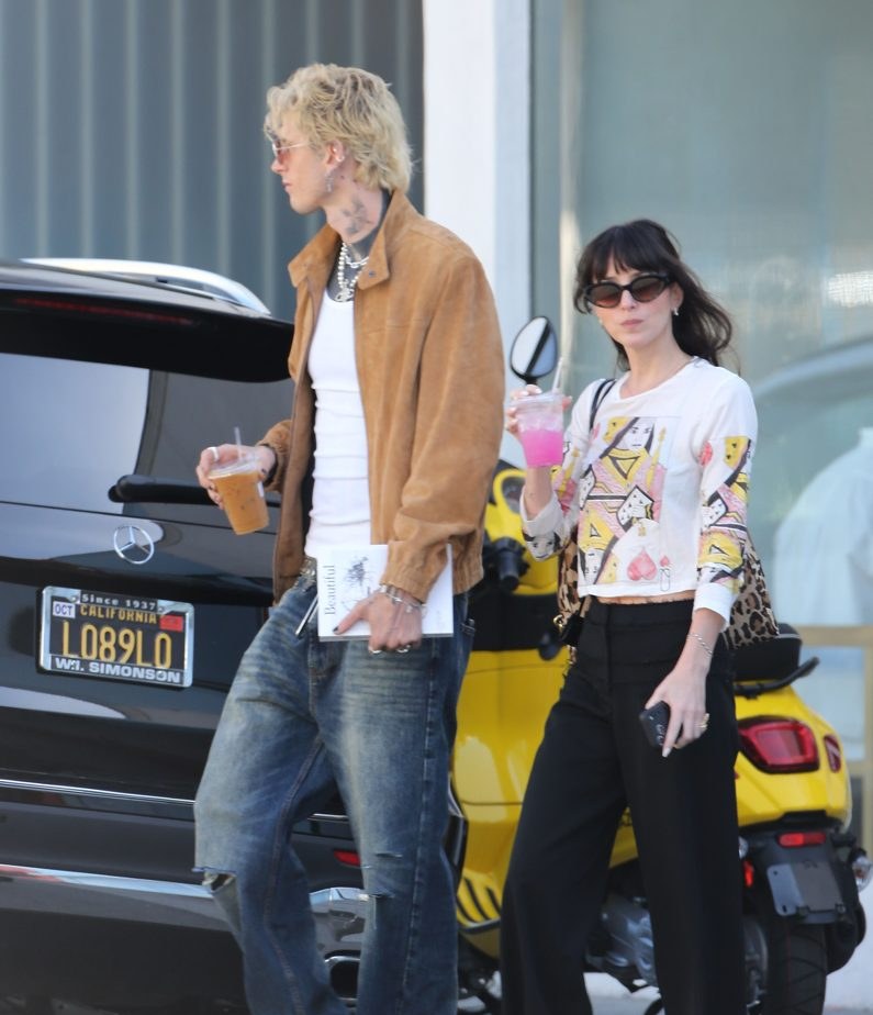 Dakota Johnson e Machine Gun Kelly são flagrados juntos em passeio por Melrose; veja fotos