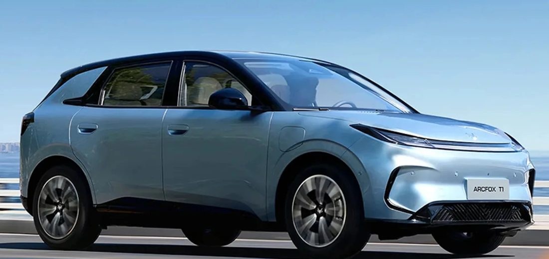 Arcfox T1, rival do BYD Dolphin, entra em pré-venda no Brasil