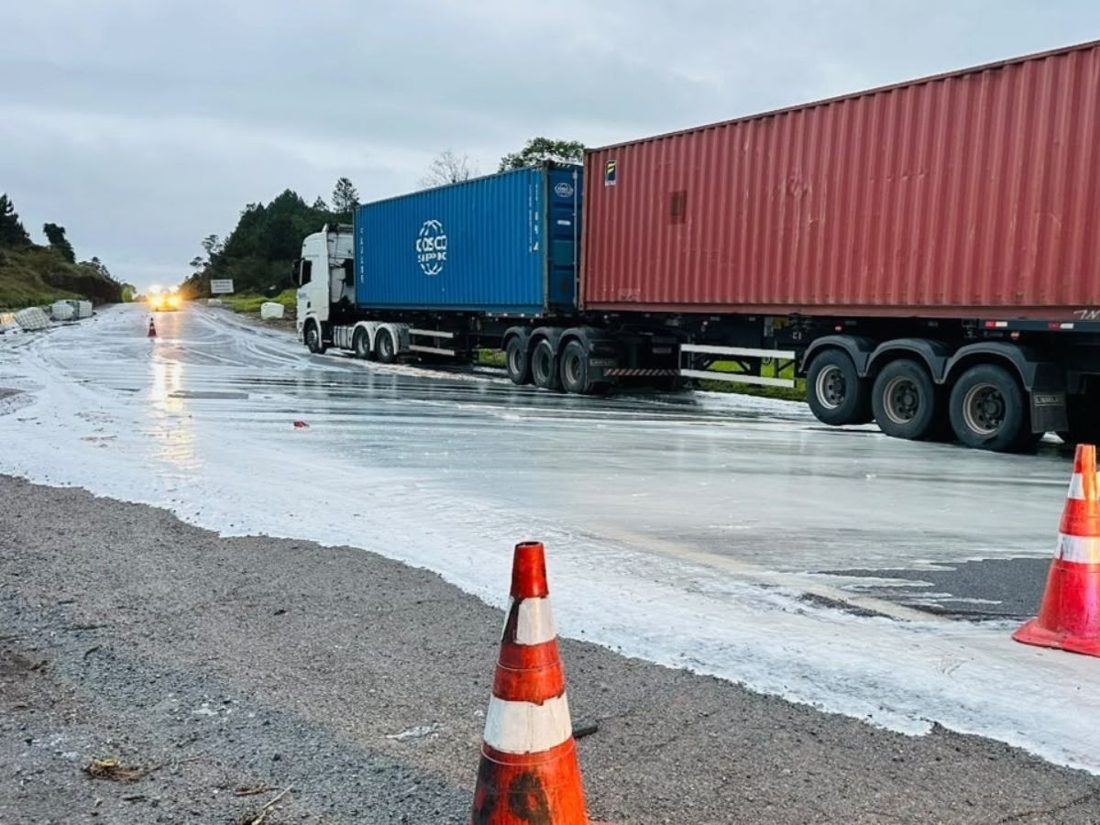 Caminhão perde carga de resina e provoca engavetamento na Rodovia Régis Bittencourt, interior de SP