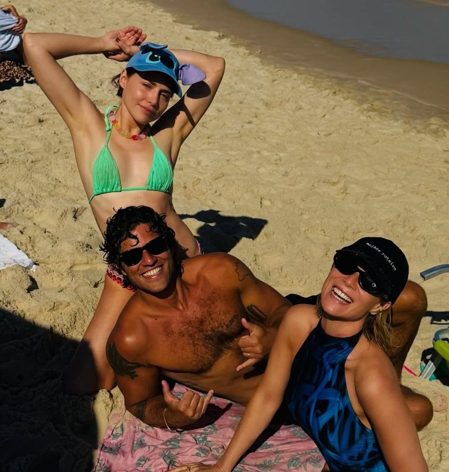 Mariana Ximenes, Chay Suede e Letícia Colin curtem sol e mar em dia de inverno