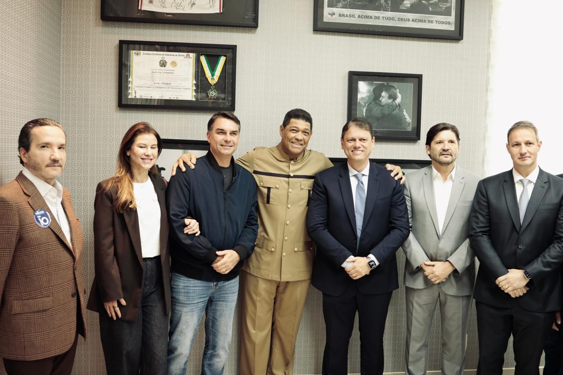 Flávo Bolsonaro e Tarcísio de Freitas participam de culto de Valdemiro Santiago em substituição ao desfile de 7 de setembro