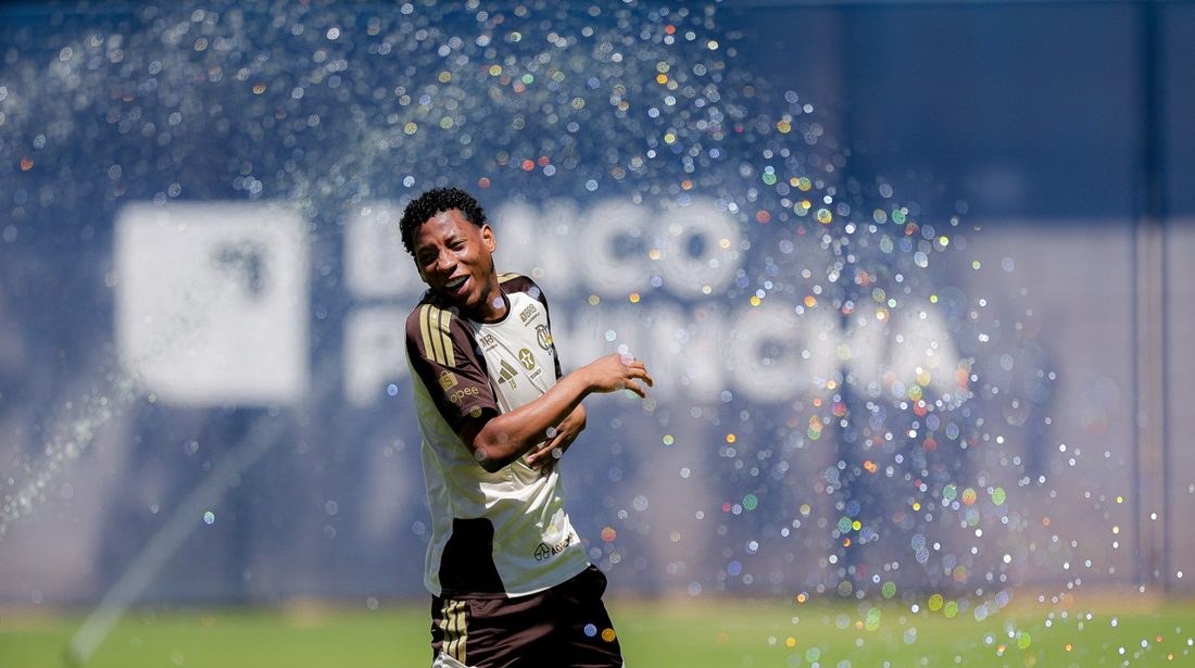 Plata retorna ao Flamengo após transferência frustrada e enfrenta ex-clube em Quito