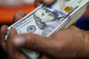 Dólar à vista ultrapassa R$ 5,10 com tensões entre EUA e Irã