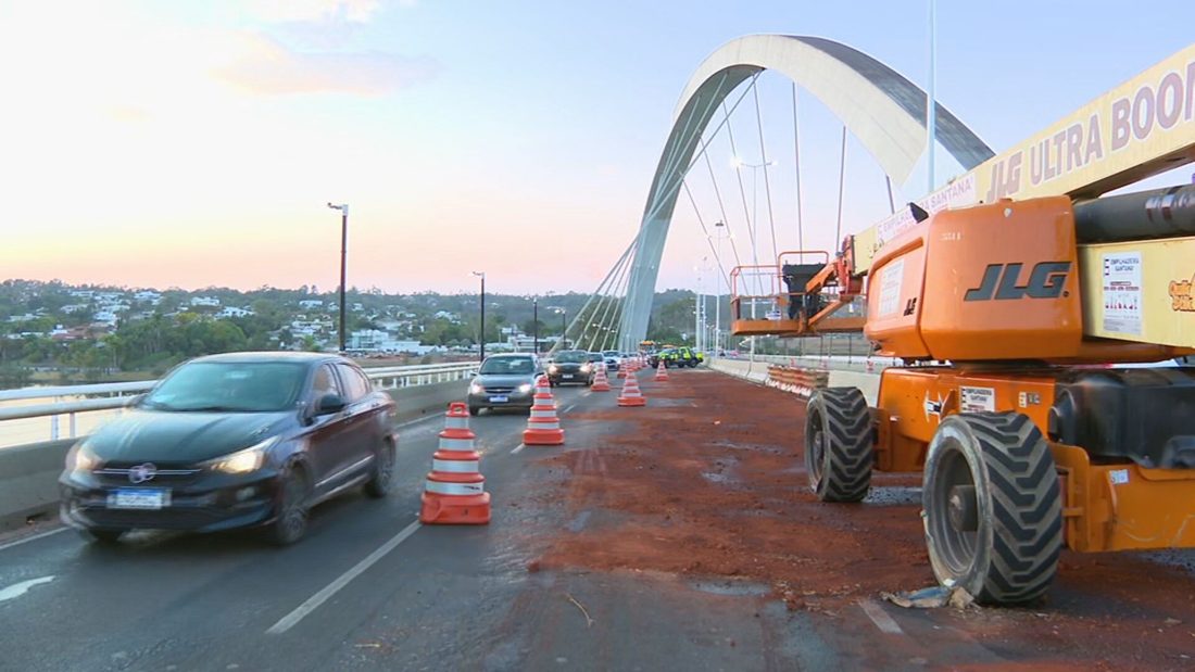 Ponte JK tem duas faixas interditadas após vazamento de óleo de equipamento de pintura