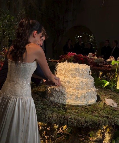 Vestido bordado à mão, show de Ivete e detalhes luxuosos marcam casamento de Ana Luiza e Pedro Felmanas