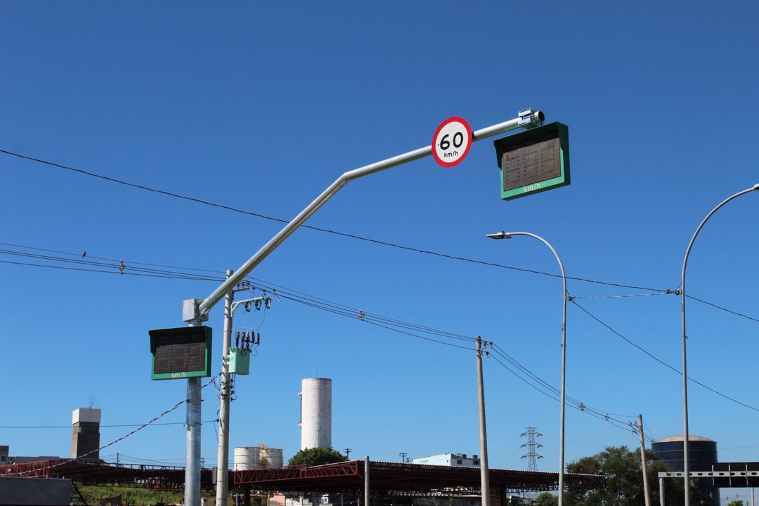 Radares que medem velocidade média iniciam testes em oito estados brasileiros