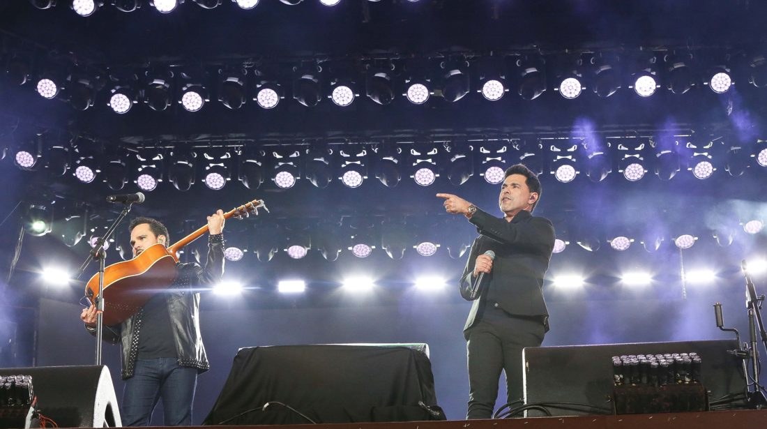 Luciano Camargo exibe violão com foto de Flávia durante show na Festa do Peão de Barretos