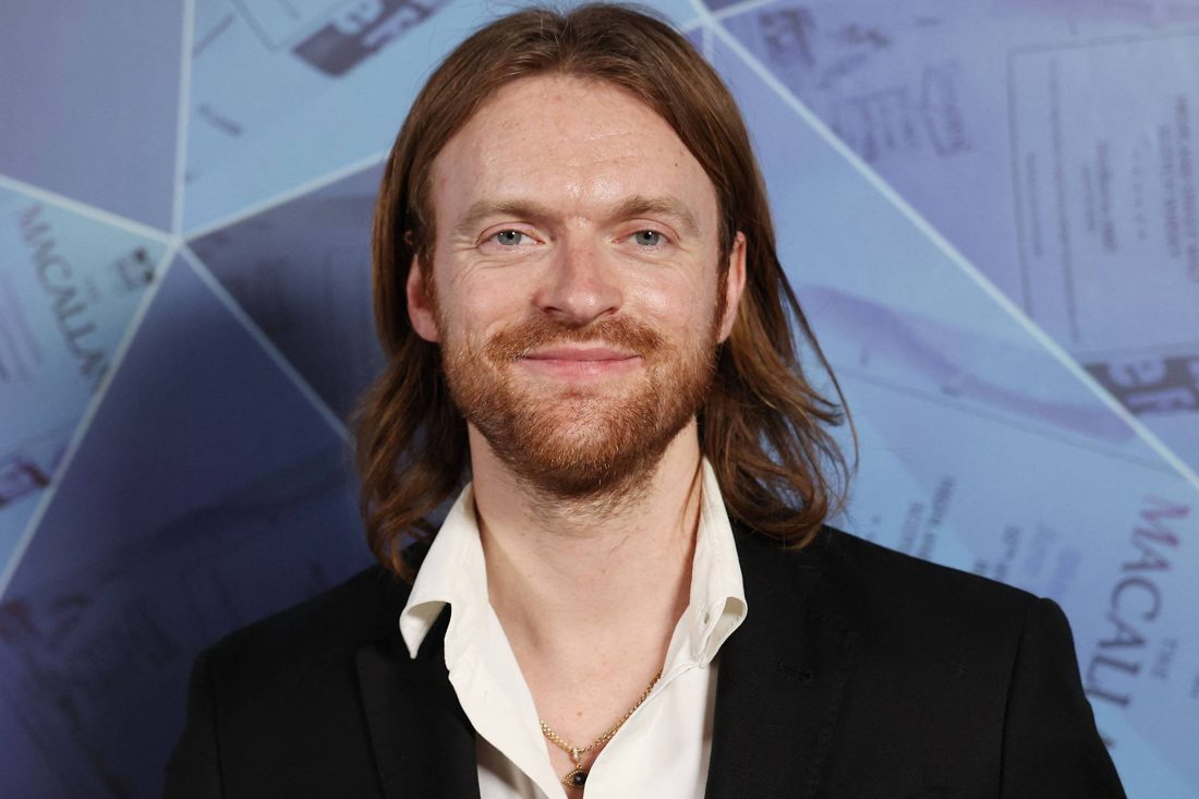Finneas anuncia que deixará turnê de Ed Sheeran após remoção de Macklemore