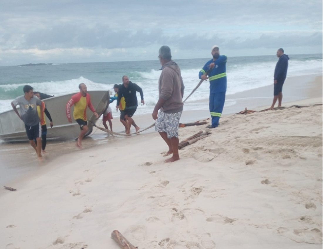 Fisherman desaparecido em Saquarema é encontrado morto após capotamento de barco em Itaúna