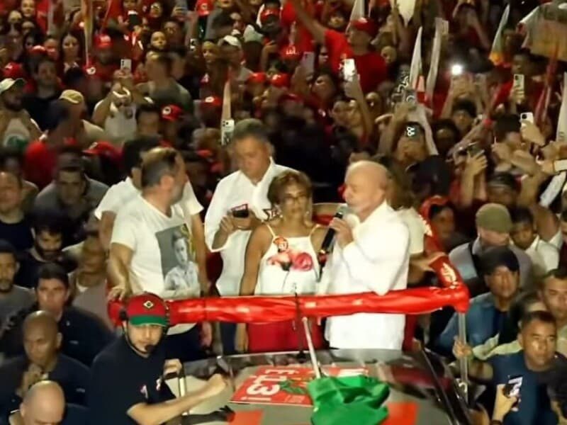Lula critica Globo após almoço de Flávio Bolsonaro com direção da emissora e diz que empresa "não merece confiança"
