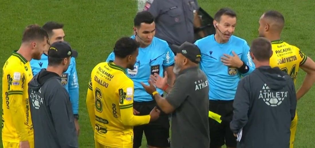 Técnico do Mirassol desabafa após expulsão de atacante e recebe amarelo na 33ª rodada