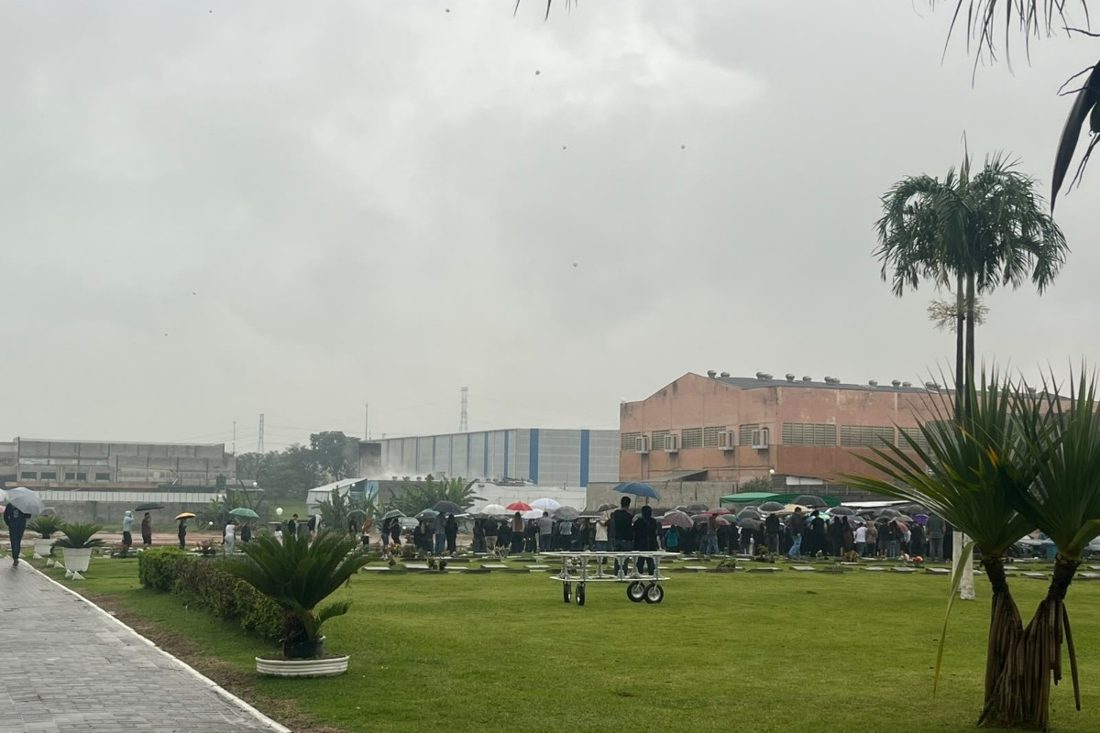 Goleiro de 14 anos tem sepultamento sob chuva em Jacareí após acidente fatal em São José dos Campos
