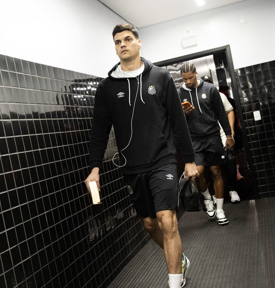 Santos perde goleiro Gabriel Brazão para cirurgia no ombro antes da 28ª rodada do Brasileirão