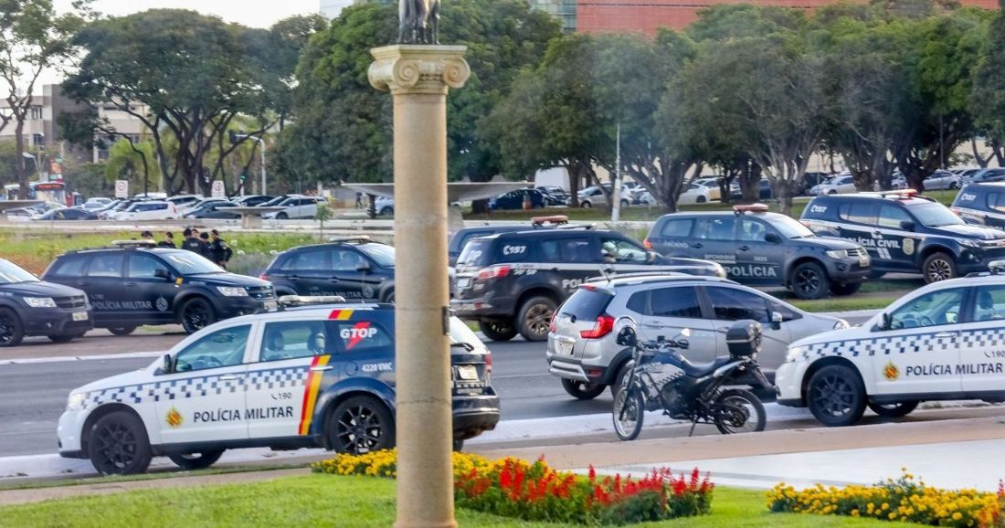 Homem é detido por desacato a PM em frente à residência de Jair Bolsonaro