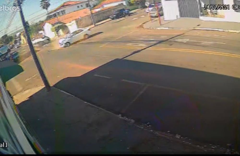 Acidente de trânsito no Centro de Jataí deixa três pessoas feridas