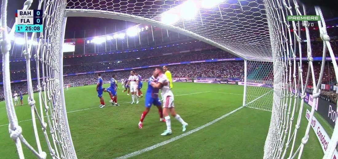 Chute de dentro da área é defendido por Erick Pulgar aos 25 minutos do 1º tempo no duelo Flamengo x Bahia
