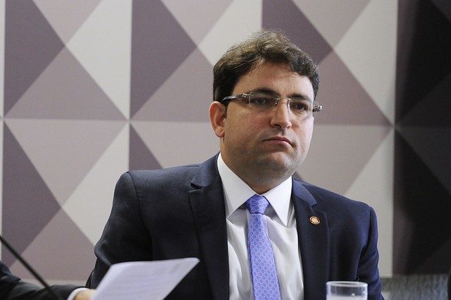 Advogado Willer Tomaz, investigado na Operação Sem Desconto, viajou com Flávio Bolsonaro em jato ligado a Daniel Vorcaro