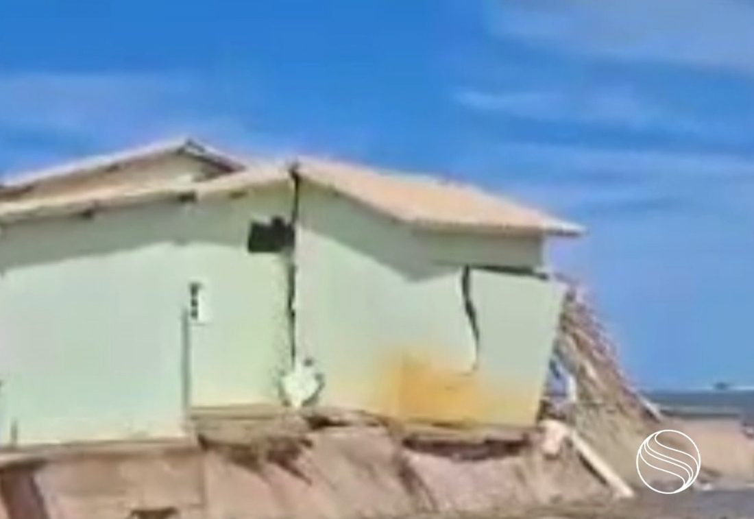 Mar avança e provoca desabamento parcial de casa na Praia do Saco, em Estância